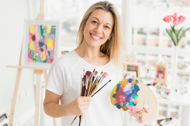 Linda composição de arte com modelo feminino feliz