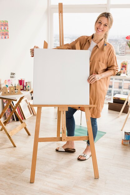 Linda composição de arte com modelo feminino feliz