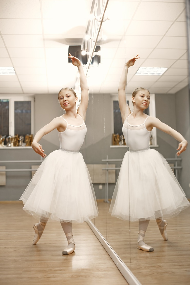 Foto grátis linda dançarina de balé. bailarina em ponta.