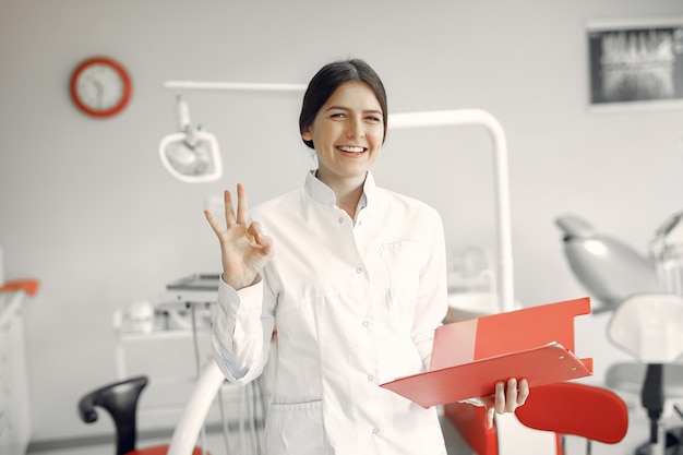 Linda dentista trabalhando em uma clínica odontológica