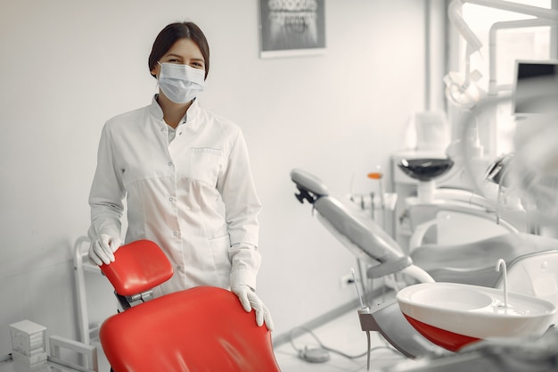 Foto grátis linda dentista trabalhando em uma clínica odontológica