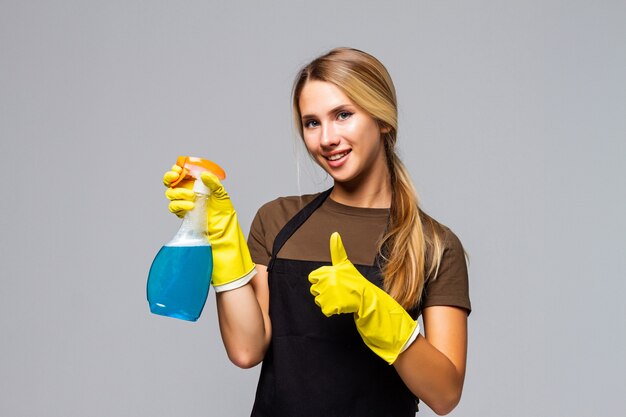 Linda dona de casa mostrando sinal de ok ok para limpeza isolada em cinza