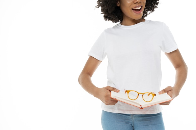 Linda e jovem mulher vestindo maquete de camisa