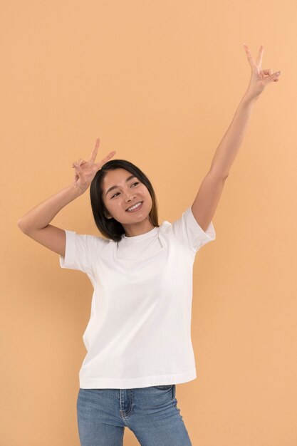 Linda e jovem mulher vestindo maquete de camisa