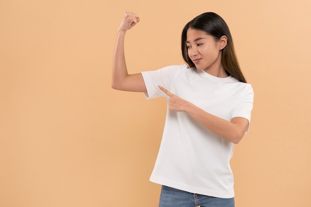 Linda e jovem mulher vestindo maquete de camisa