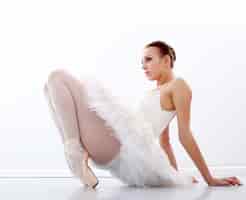 Foto grátis linda e linda bailarina sentada no chão