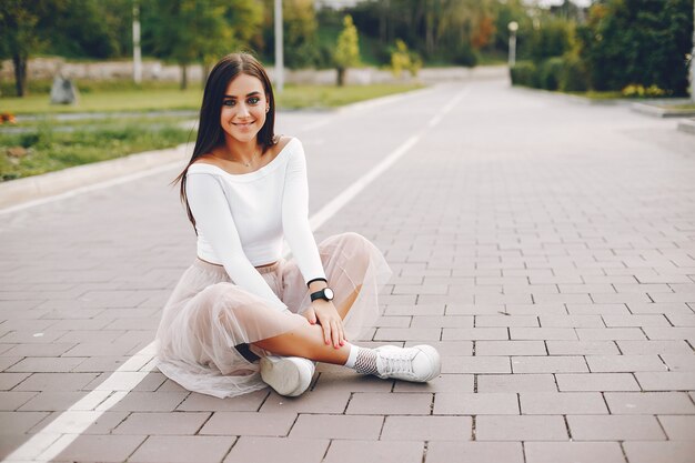 Linda e linda garota em um parque de verão