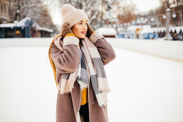 Foto grátis linda e linda garota em uma cidade de inverno