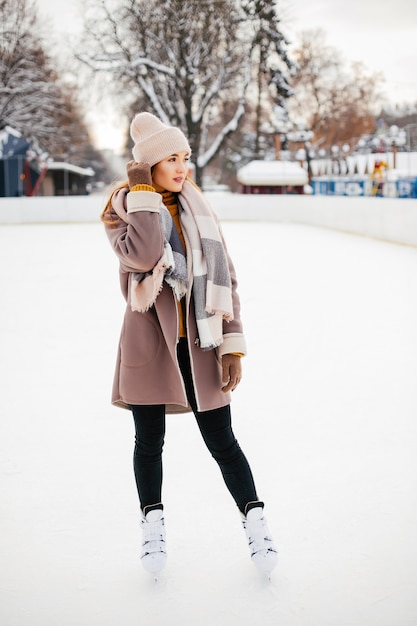 Linda e linda garota em uma cidade de inverno