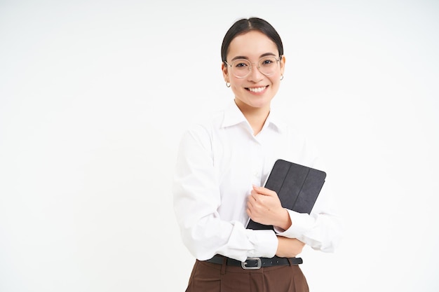 Foto grátis linda empresária asiática com tablet digital trabalhando em um projeto de negócios liderando uma reunião