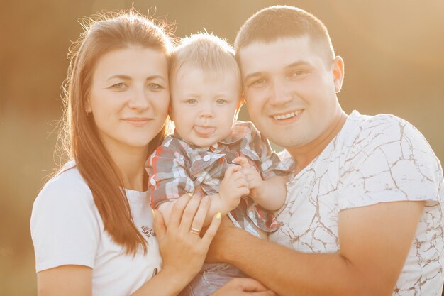 Foto grátis linda família com um menino num dia de verão.