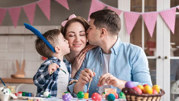 Linda família comemorando a páscoa juntos