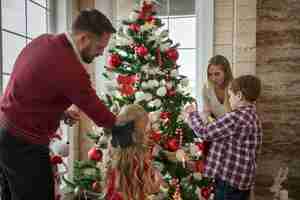 Foto grátis linda família curtindo o natal juntos em casa