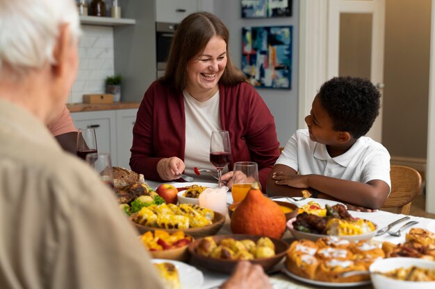 Linda família feliz em um jantar de ação de graças