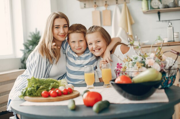 Linda família grande preparar comida em uma cozinha