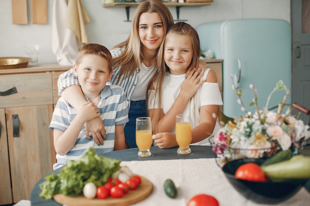 Foto grátis linda família grande preparar comida em uma cozinha