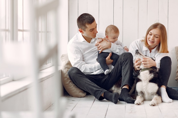 Foto grátis linda família passa o tempo em um quarto com um cachorro