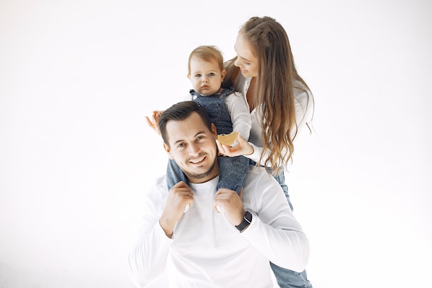 Foto grátis linda família passa o tempo em um quarto