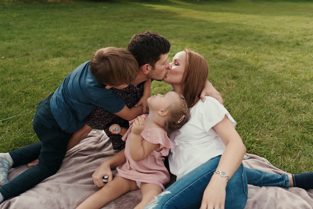 Linda família passa tempo juntos ao ar livre