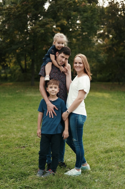 Foto grátis linda família passa tempo juntos ao ar livre