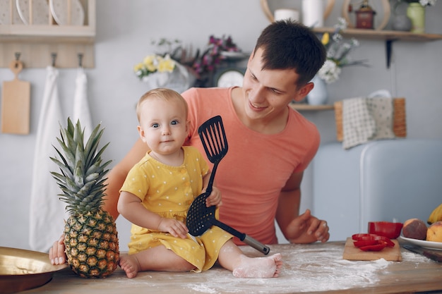 Linda família preparar comida em uma cozinha