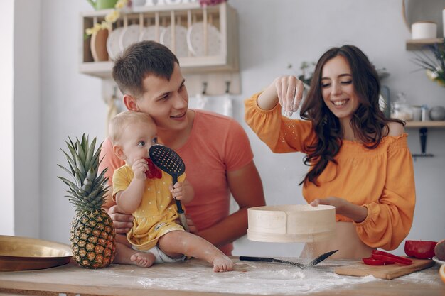 Linda família preparar comida em uma cozinha