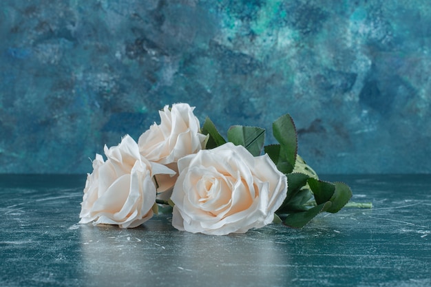 Linda flor perfumada branca, sobre o fundo azul.