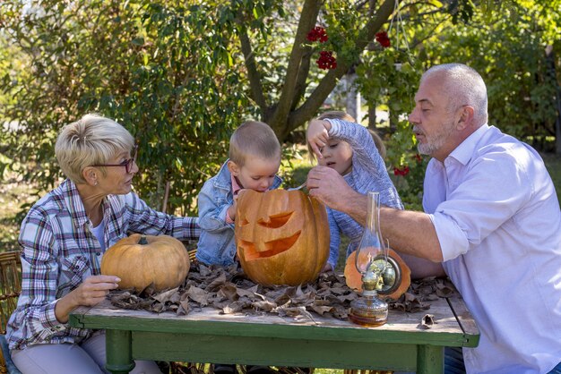 Linda foto de avós com seus netos se preparando para o Halloween
