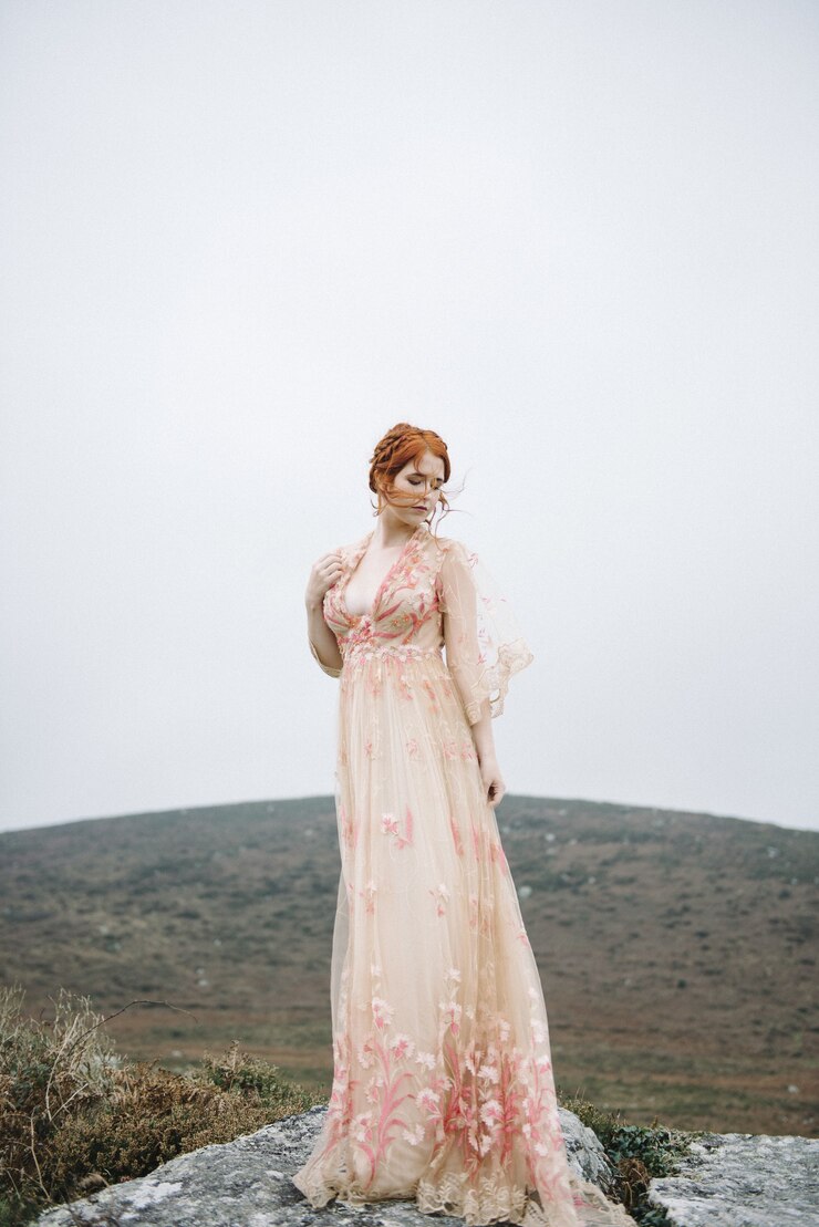 Foto grátis linda foto vertical de uma mulher ruiva com pele totalmente branca em um lindo vestido rosa