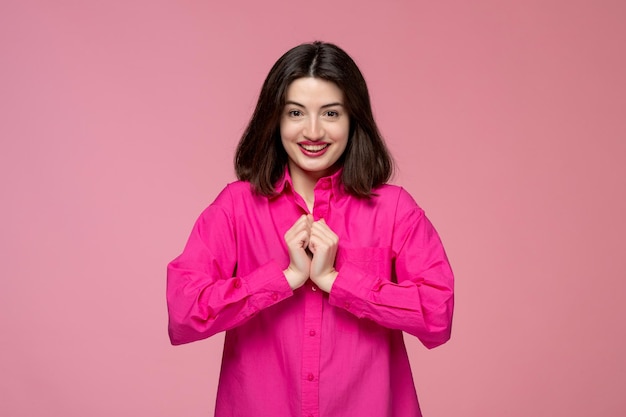 Linda garota adorável adorável senhora com batom vermelho na camisa rosa muito animada por algo