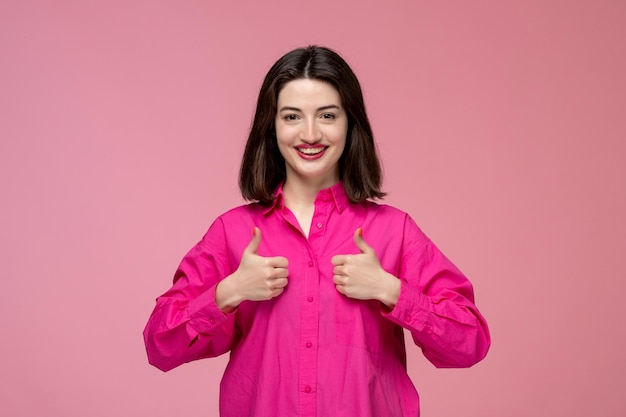 Linda garota adorável adorável senhora com batom vermelho na camisa rosa muito feliz e animado