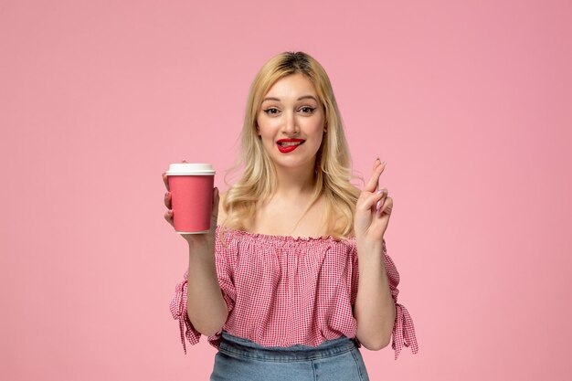 Linda garota adorável jovem com batom vermelho no copo de papel doce de blusa rosa