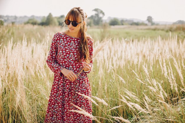 Linda garota andando em um campo de verão