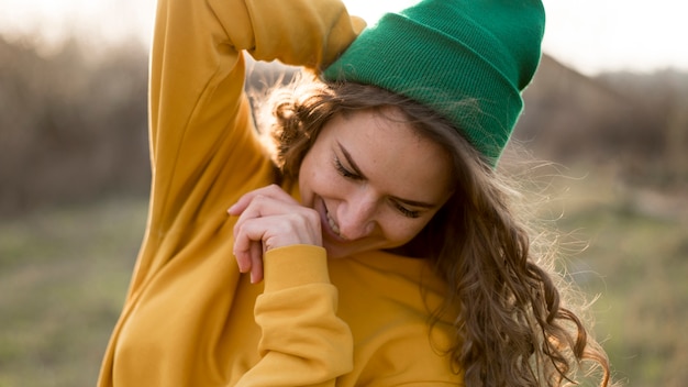 Linda garota ao ar livre, usando um chapéu verde