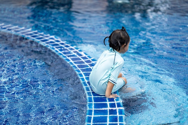 Linda garota asiática em uma piscina