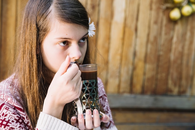 Foto grátis linda garota beber copo de bebida de chocolate