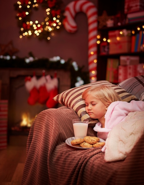 Foto grátis linda garota cansada de esperar o papai noel