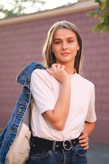 Foto grátis linda garota casual elegante olhando com confiança na câmera ao ar livre