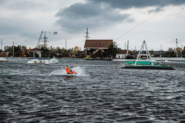 linda garota com cabelo comprido com um wakeboard