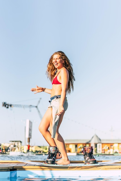 Foto grátis linda garota com cabelo comprido com um wakeboard