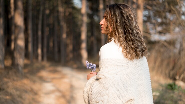 Foto grátis linda garota com cabelos cacheados na floresta