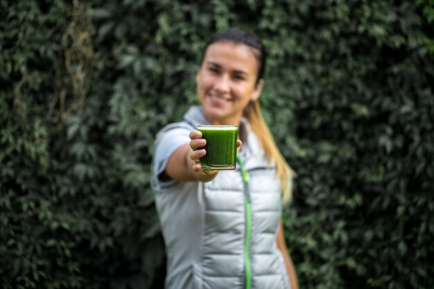 linda garota com um smoothie na mão