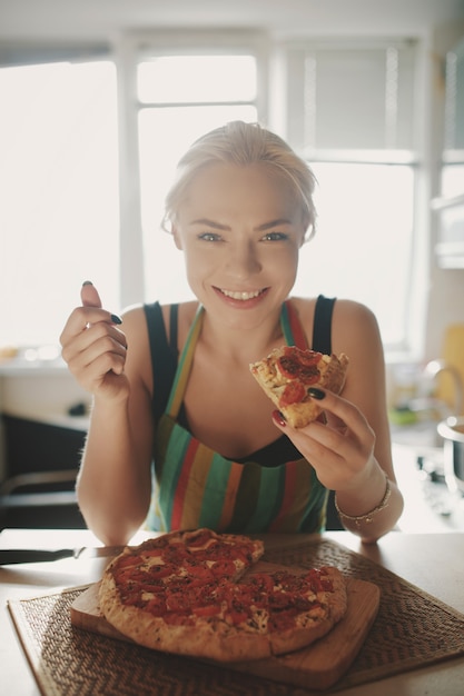 Foto grátis linda garota comendo pizza saborosa