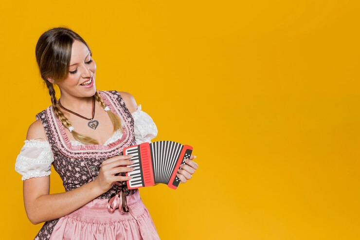 Foto grátis linda garota da baviera com acordeão de papel