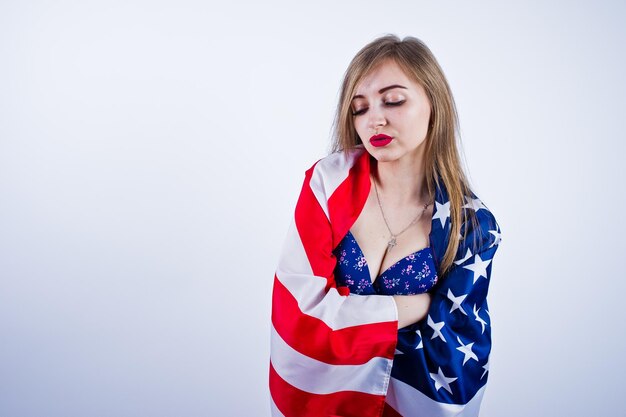 Linda garota de sutiã com bandeira americana dos eua isolada no fundo branco