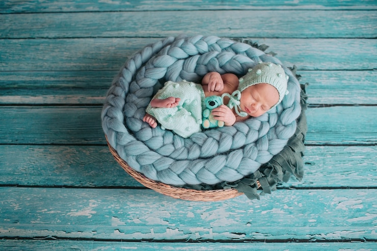 Foto grátis linda garota dorme com urso azul no cobertor azul no cesto