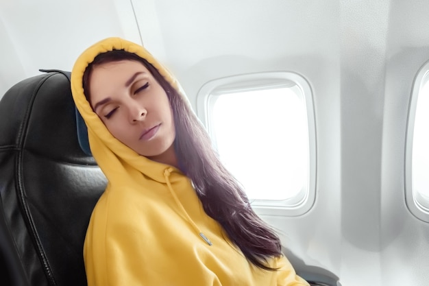 Linda garota dorme enquanto voava no avião. viagem de conceito, voo.
