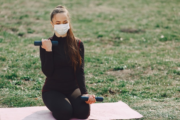 Linda garota fazendo yoga em um parque de verão