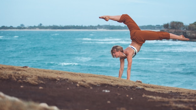 Linda garota fazendo yoga