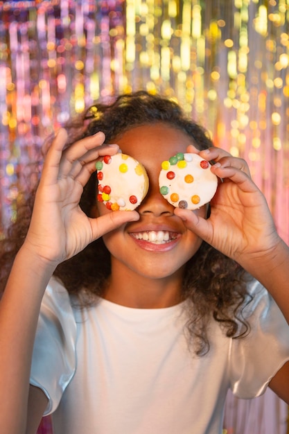 Foto grátis linda garota feliz na festa festiva segurando cupcakes